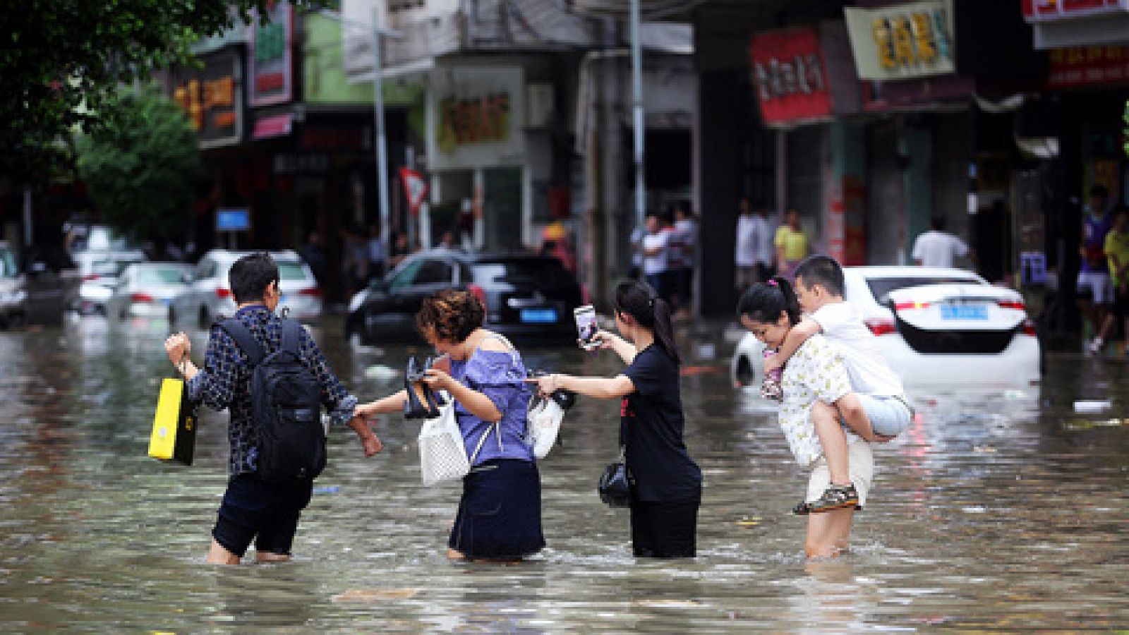 El tifón Hato golpea el sureste de China y deja al menos 12 muertos