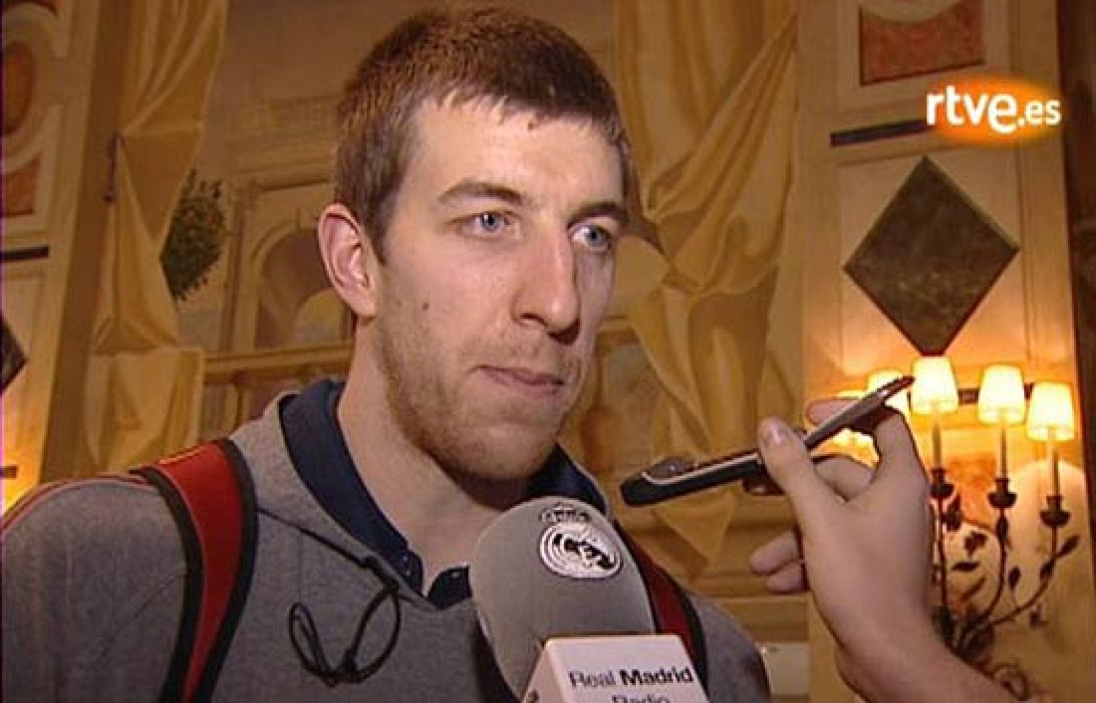 Fran Vázquez ha definido el partido ante el Real Madrid como un derbi muy bonito. El jugador del Regal no ha querido aventurar nada y dice que hay que 'ir poco a poco'.