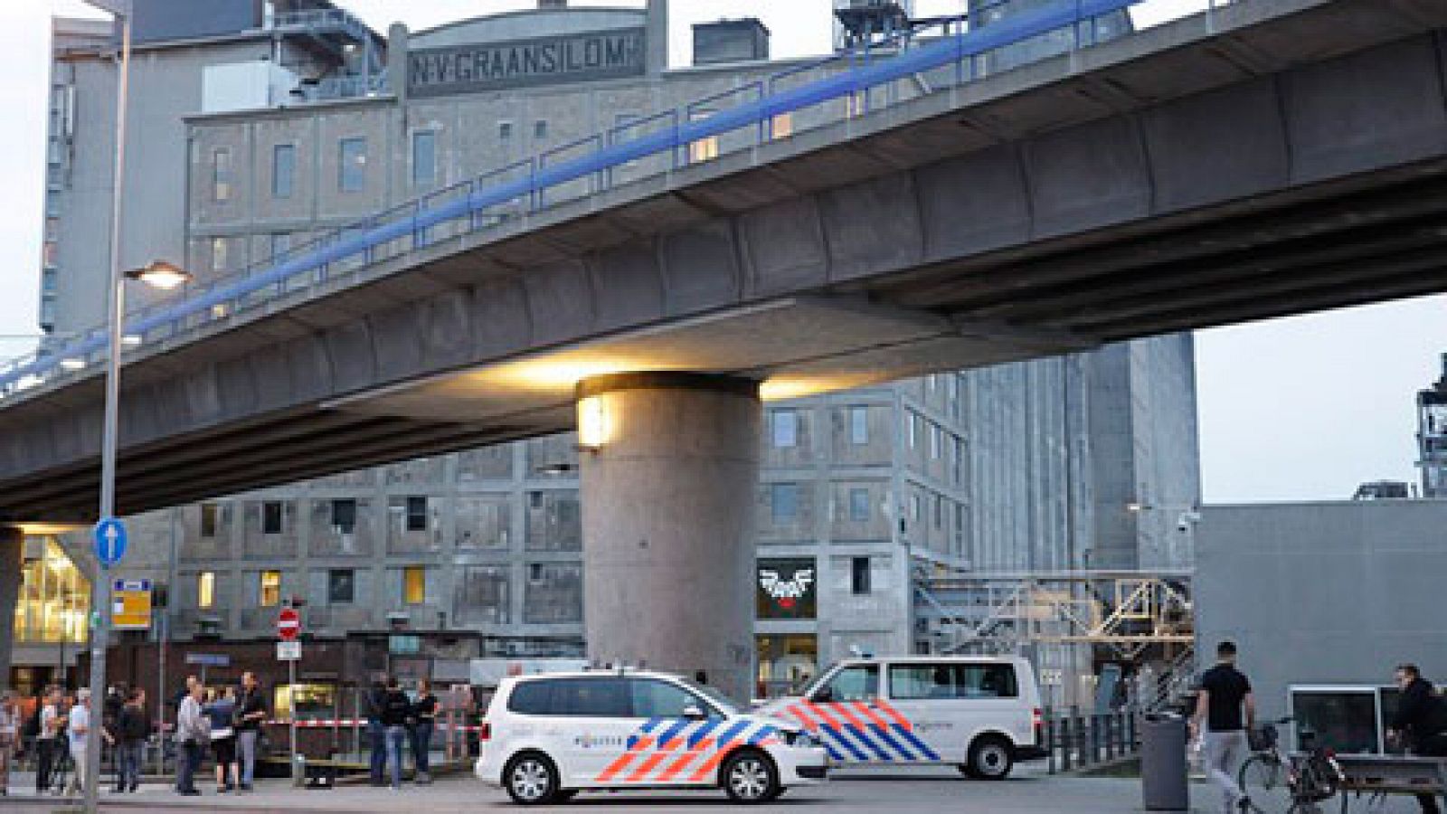 Telediario 1: La policía holandesa investiga la alerta terrorista que hizo suspender un concierto de rock en Rotterdam | RTVE Play