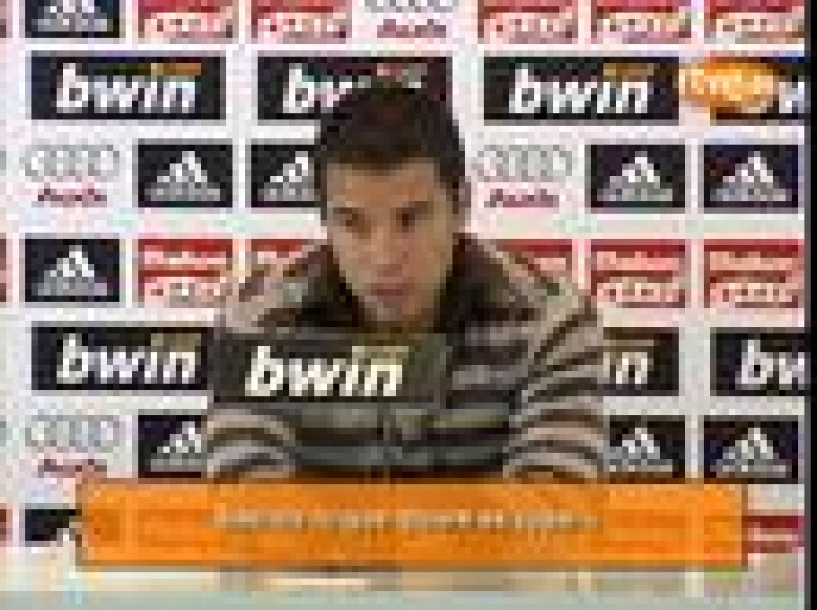 El delantero argentino Javier Saviola ha confesado al término del entrenamiento del Real Madrid que en diciembre habló con Juande Ramos sobre la posibilidad de irse del club blanco, debido a que no disfruta de minutos (19/02/2009).  