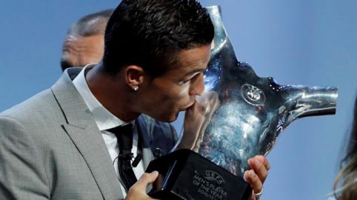 Cristiano Ronaldo levanta el trofeo al mejor jugador de la UEFA