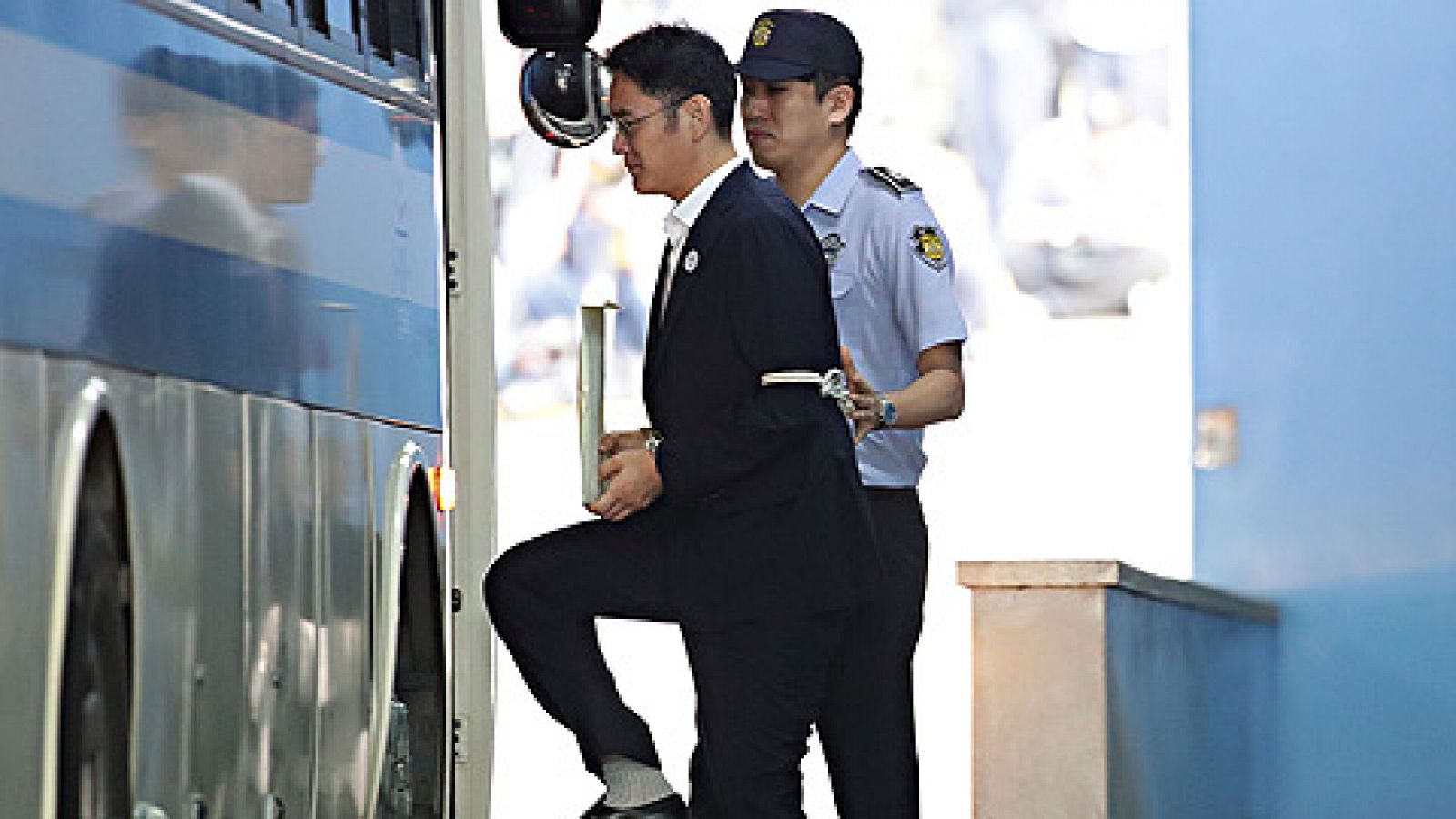 Telediario 1: Un tribunal de Seúl condena al heredero del imperio Samsung a cinco años de cárcel por corrupción | RTVE Play