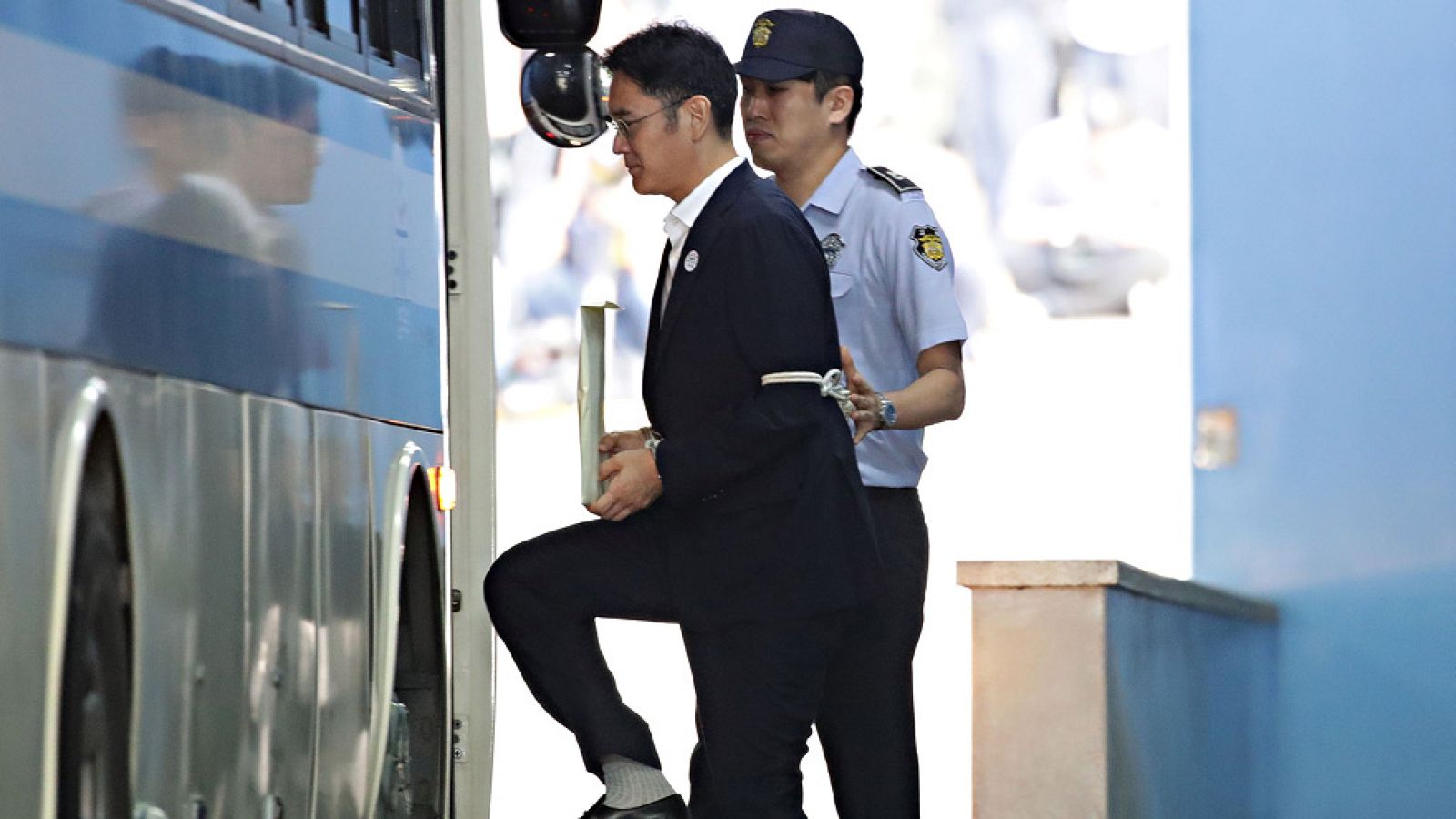 Un tribunal de Seúl condena al heredero del imperio Samsung a cinco años de cárcel por corrupción