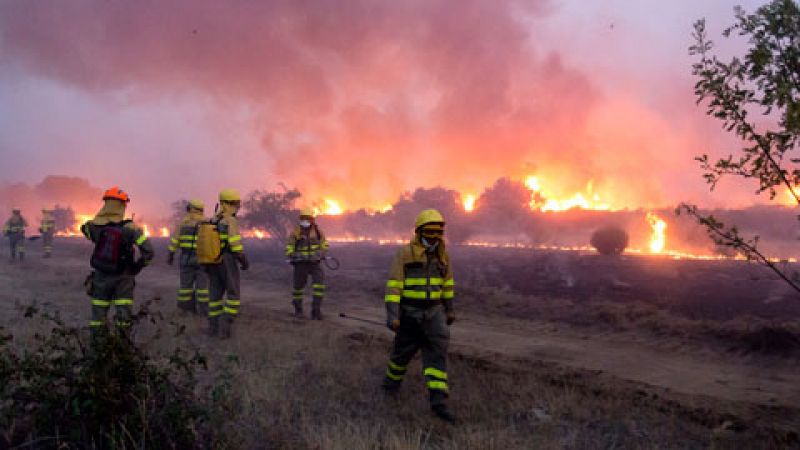 En la comarca de La Cabrera se trabaja intensamente en la contencin del incendio