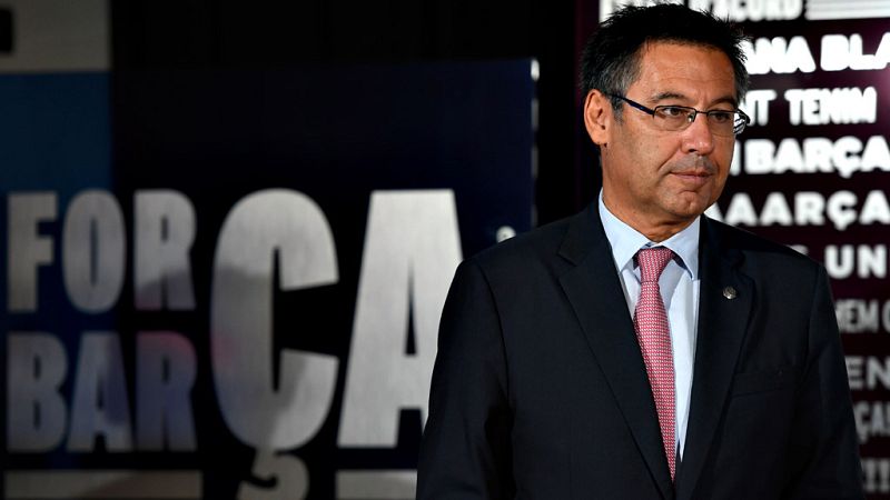 En una semana en la que el fútbol ha quedado en un segundo plano por los giros de guión en el entorno azulgrana, el Barcelona buscará este sábado en Mendizorroza aislarse de los vaivenes extradeportivos y seguir creciendo poco a poco ante el Alavés.