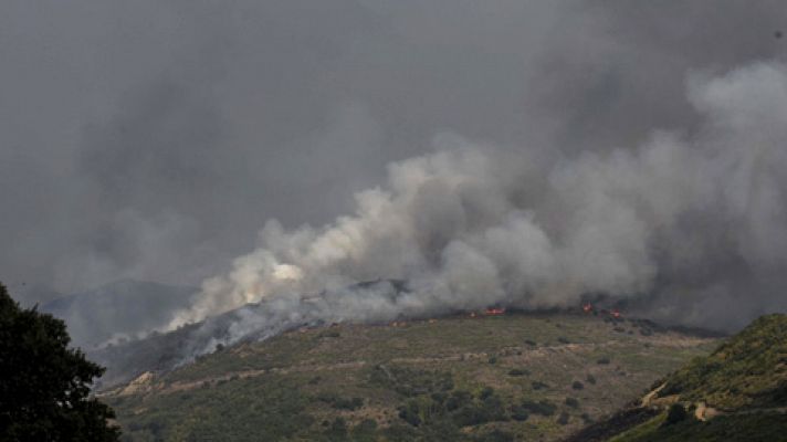 El incendio de la comarca leonesa de La Cabrera no está controlado todavía