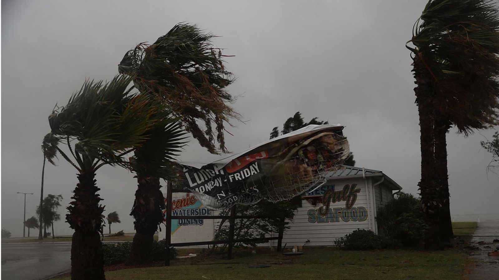 El huracán Harvey ha provocado los primeros daños materiales al tocar tierra en Texas