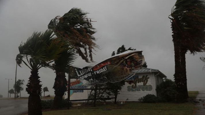 El huracán Harvey toca tierra en Texas
