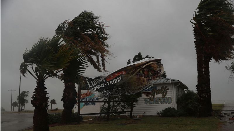 El huracán Harvey ha provocado los primeros daños materiales al tocar tierra en Texas