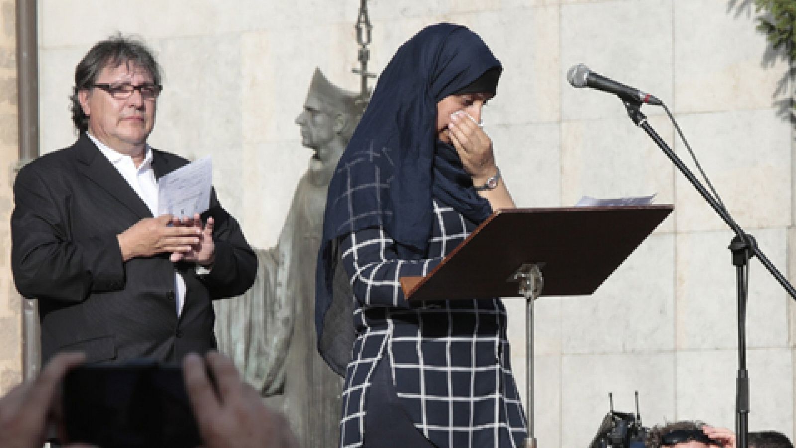 Hafida Oukabir, la hermana de dos de los terroristas implicados en el doble atentado de Cataluña, muestra su rechazo a la violencia durante la manifestación por la paz organizada en Ripoll.