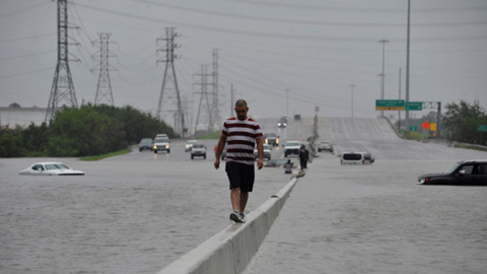 Telediario 1: Las calles de Houston son canales de agua | RTVE Play