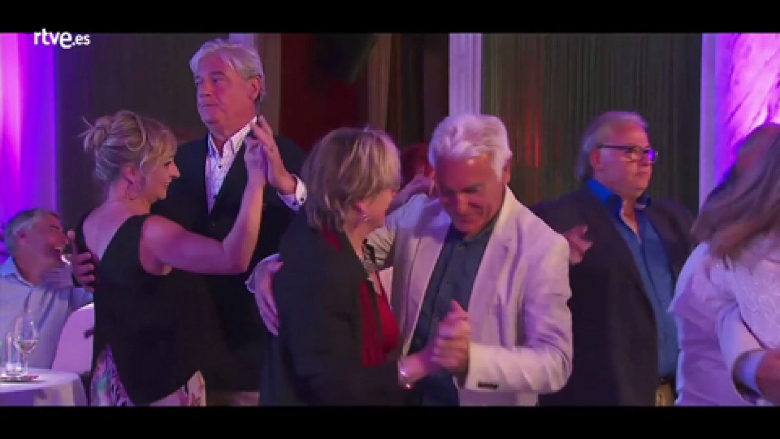 Hotel Romántico - Las parejas realizan el penúltimo baile del programa