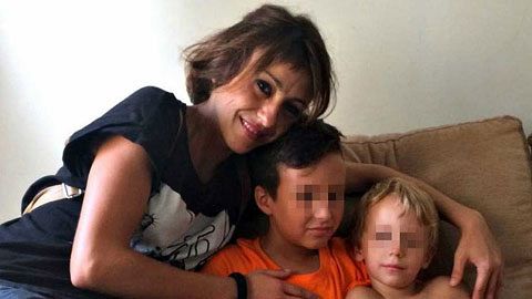 Juana Rivas entrega a sus hijos a la Guardia Civil