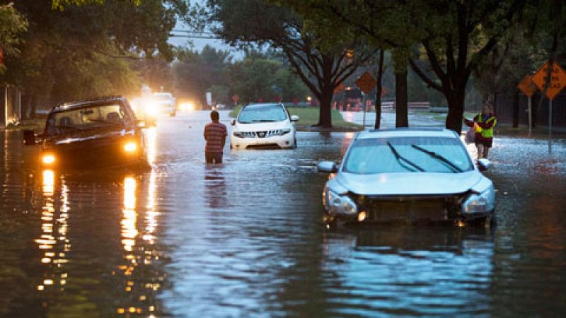 Houston despierta anegada tras el paso de la tormenta tropical Harvey