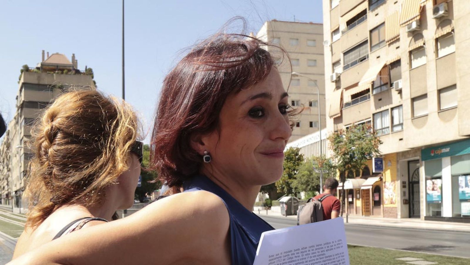 Juana Rivas entrega a sus dos hijos esta mañana en el cuartel de la Guardia Civil de Granada