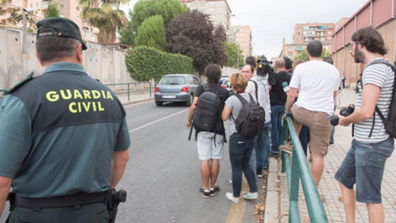 Juana Rivas entrega a sus dos hijos esta mañana en el cuartel de la Guardia Civil de Granada