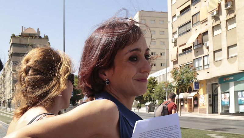 Juana Rivas entrega a sus dos hijos esta mañana en el cuartel de la Guardia Civil de Granada