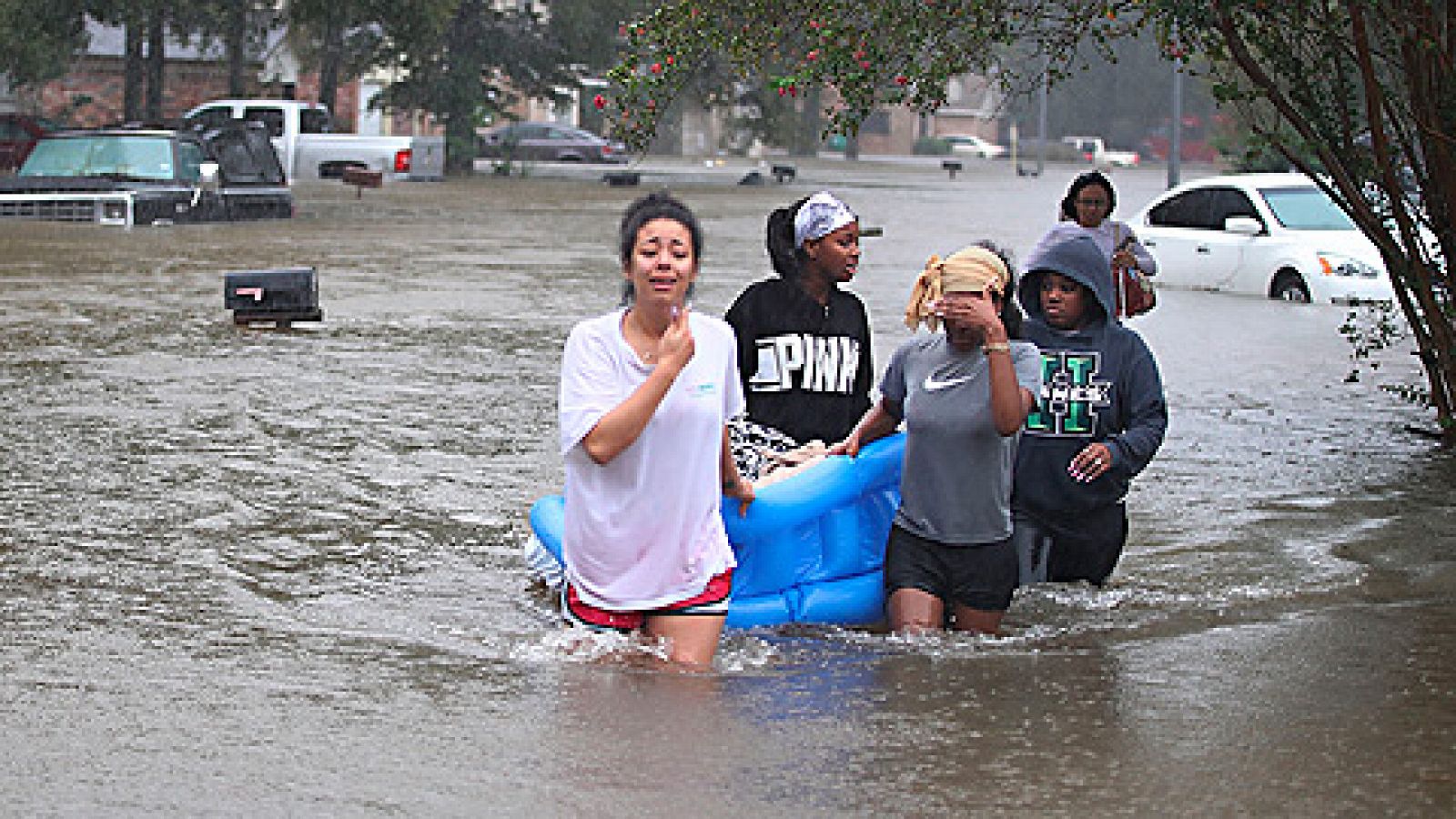 Telediario 1: Decenas de personas continúan atrapadas en Texas por las inundaciones de la tormenta tropical 'Harvey' | RTVE Play