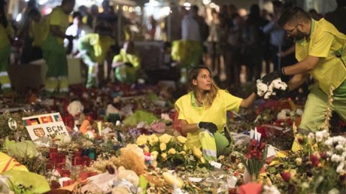 El Ayuntamiento retira de La Rambla los homenajes a las víctimas aunque se guardarán