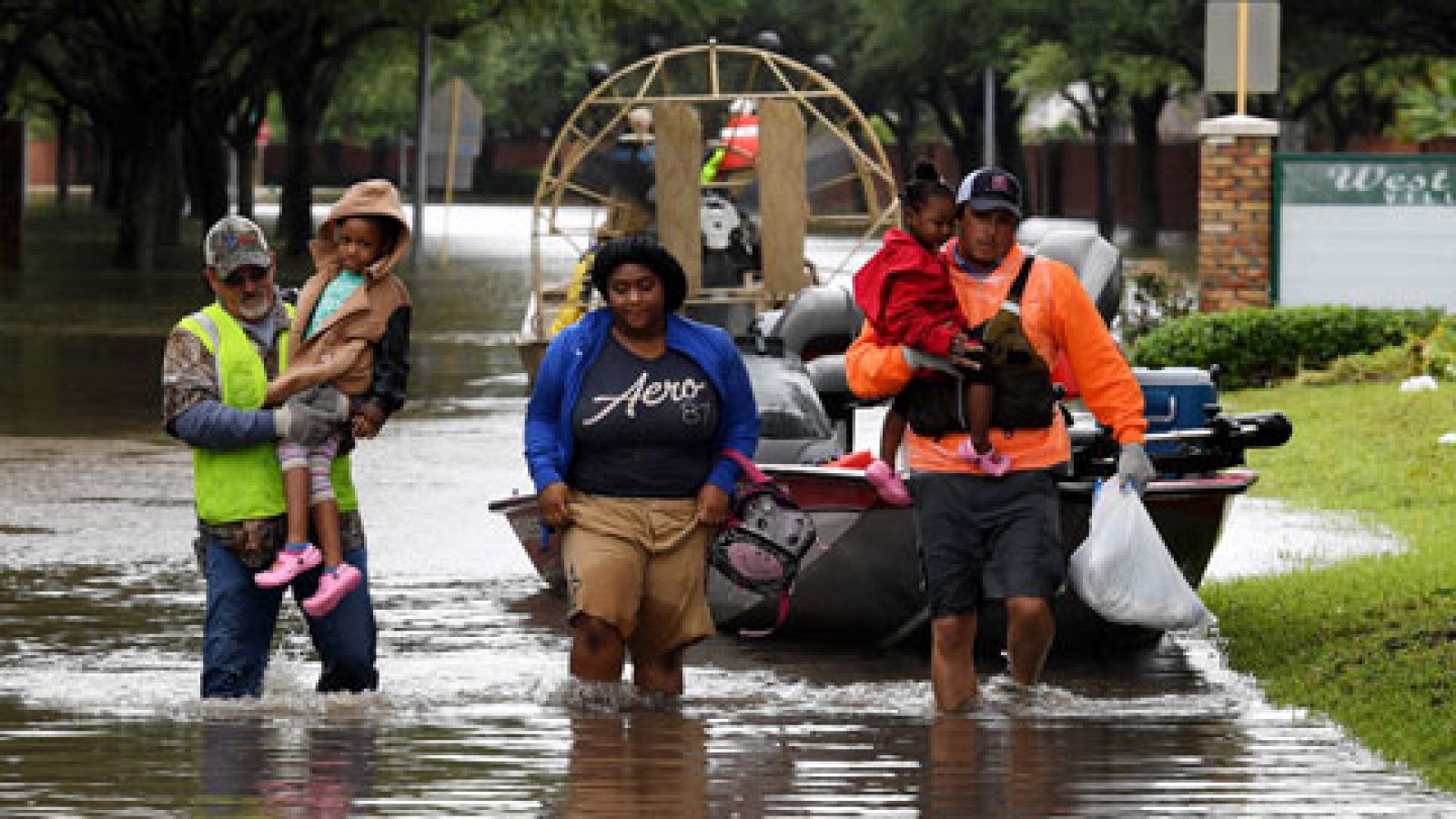 Telediario 1: Cientos de voluntarios buscan casa por casa a los vecinos atrapados por el agua en Houston | RTVE Play