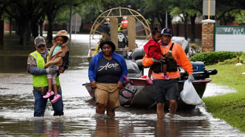 Cientos de voluntarios buscan casa por casa a los vecinos atrapados por el agua en Houston