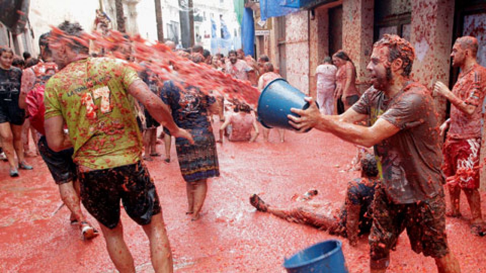 Miles de personas participan en la tomatina de Buñol