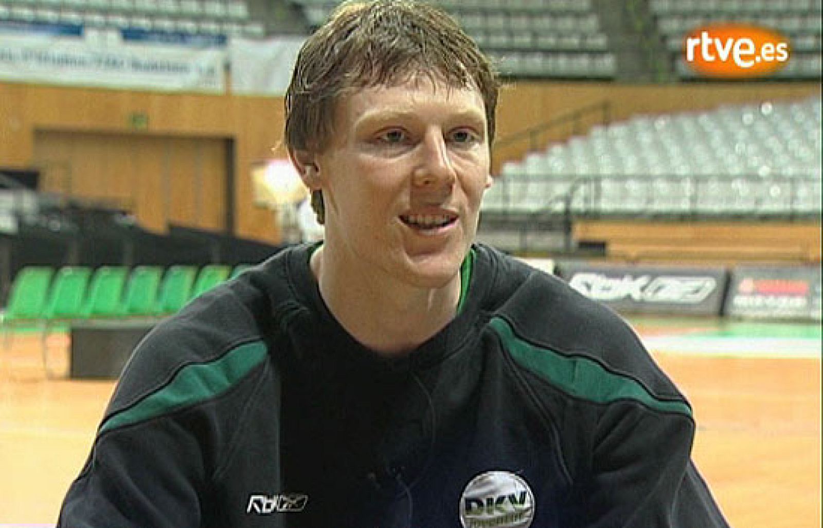 El jugador del DKV Joventut, Cobi Karl, asegura estar encantado de jugar en la Penya y confiesa que "es una gran experiencia".