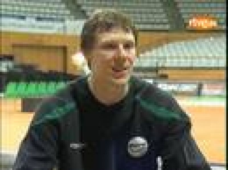  El jugador del DKV Joventut, Cobi Karl, asegura estar encantado de jugar en la Penya y confiesa que "es una gran experiencia".