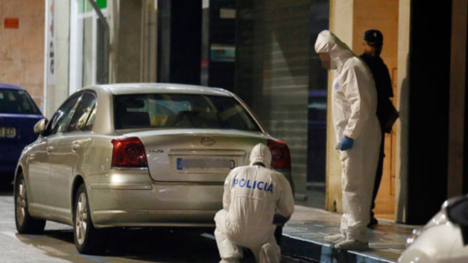 Telediario 1: La policía nacional busca a dos sospechosos relacionados con la muerte de un niño de 8 años en Elda, Alicante | RTVE Play