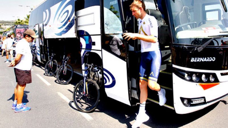 Agentes de la Policía Nacional han detenido a un individuo cuando  prendía fuego en la madrugada de este jueves a un autobús del equipo  ciclista irlandés Aqua Blue Sport antes del inicio de la duodécima  etapa de la Vuelta a España, que se disputa e