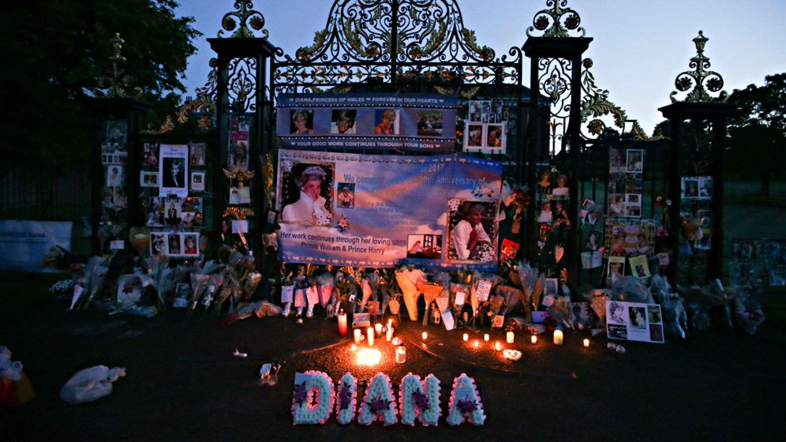 Los británicos vuelven a ofrecer flores a Lady Di en el vigésimo aniversario de su muerte