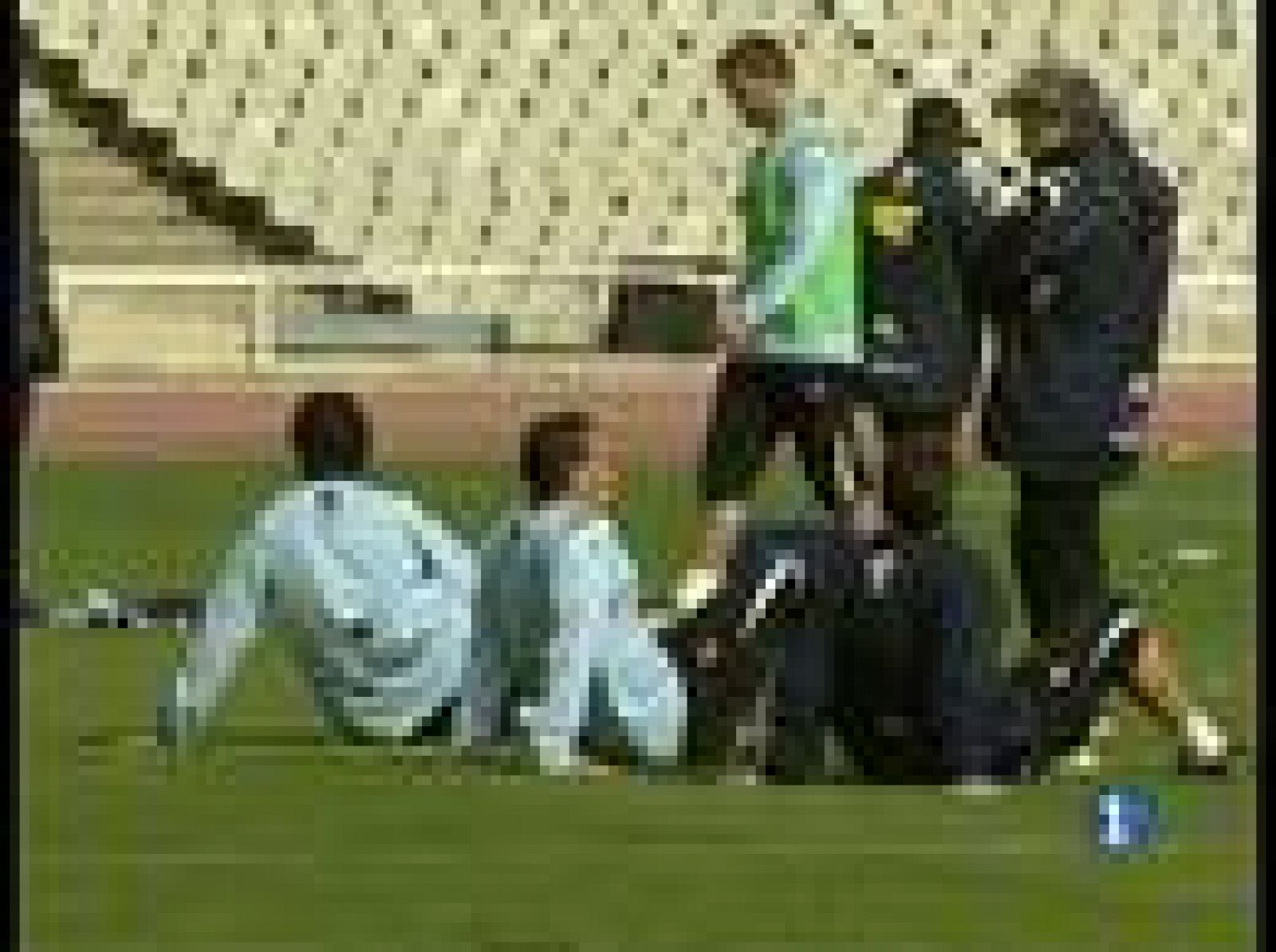 El Barça afronta un nuevo derby ante el Espanyol, uno de los más desigualados de los últimos años: líder contra colista. En el entrenamiento se ha podido ver una imagen distendida de los jugadores practicando el rugby (20/02/2009). 