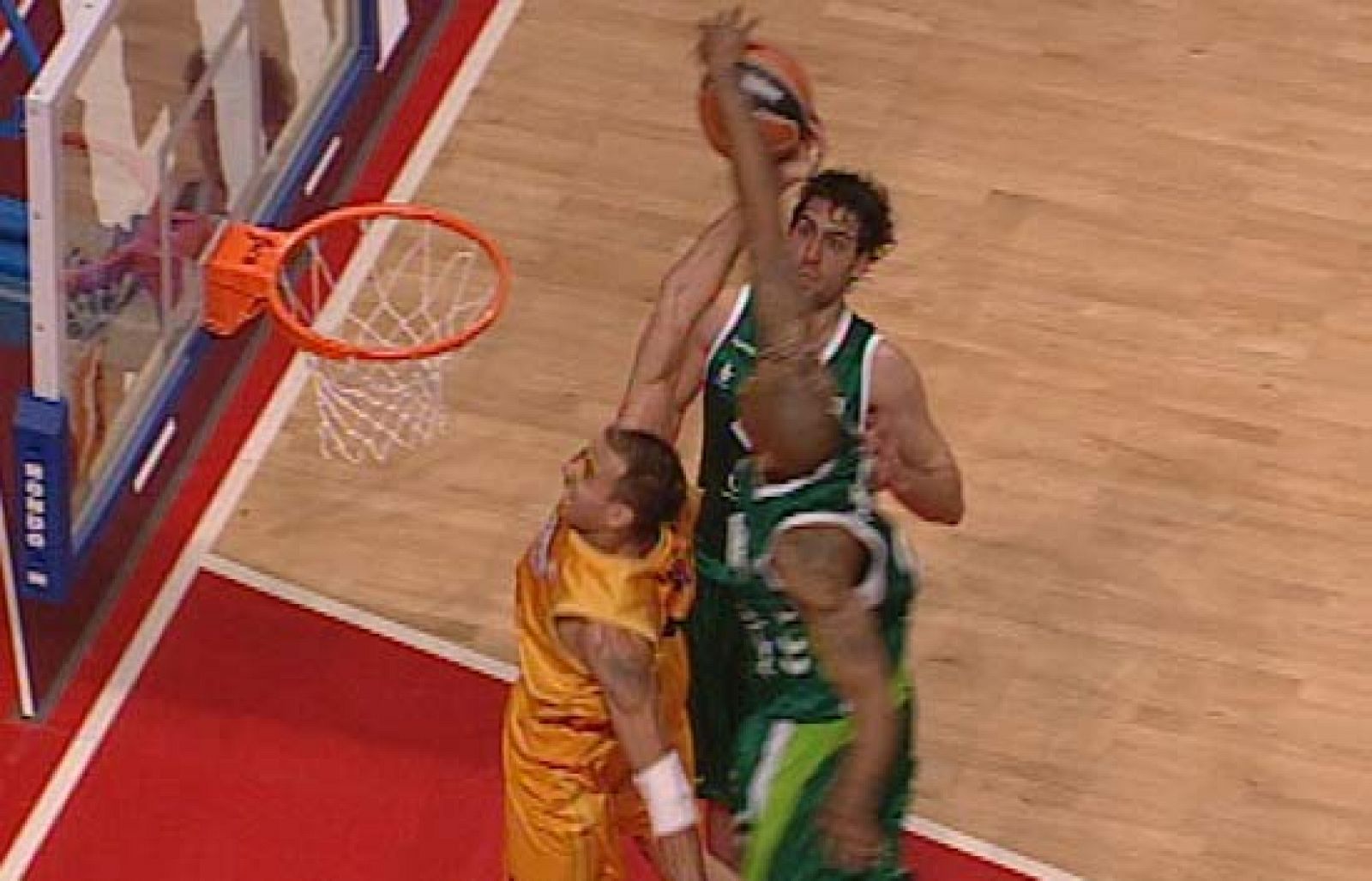 Taponazo a Carl English - Baloncesto en RTVE | Ver