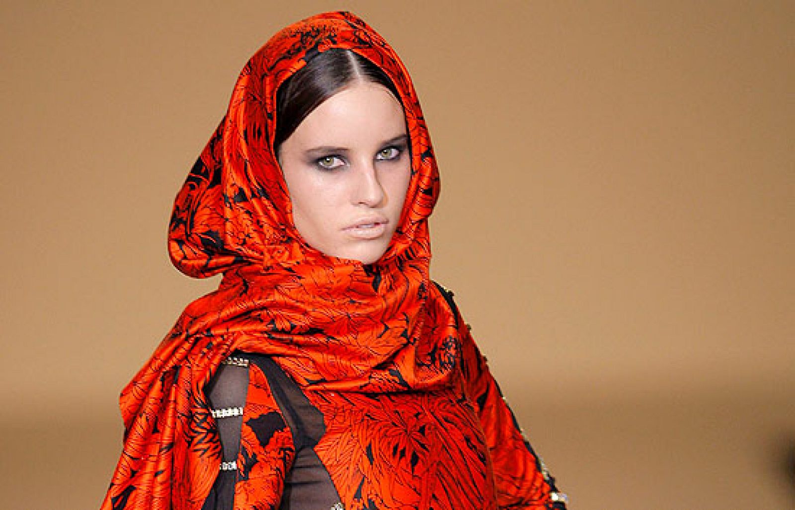 María Escoté ha recreado en su colección de la Madrid Fashion Week vampiresas que acuden al casino.