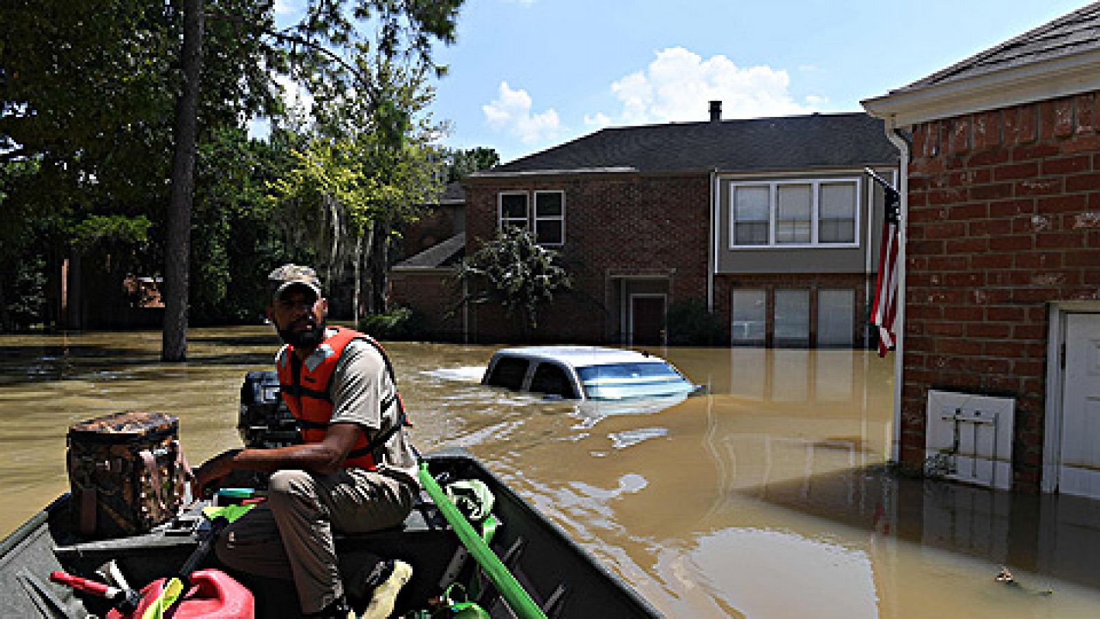 Telediario 1: Harvey sigue avanzado por Estados Unidos mientras el agua baja en Houston | RTVE Play