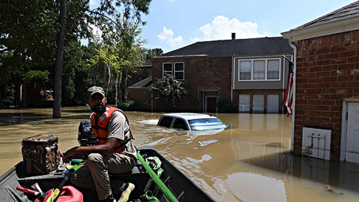Harvey sigue avanzado por Estados Unidos mientras el agua baja en Houston