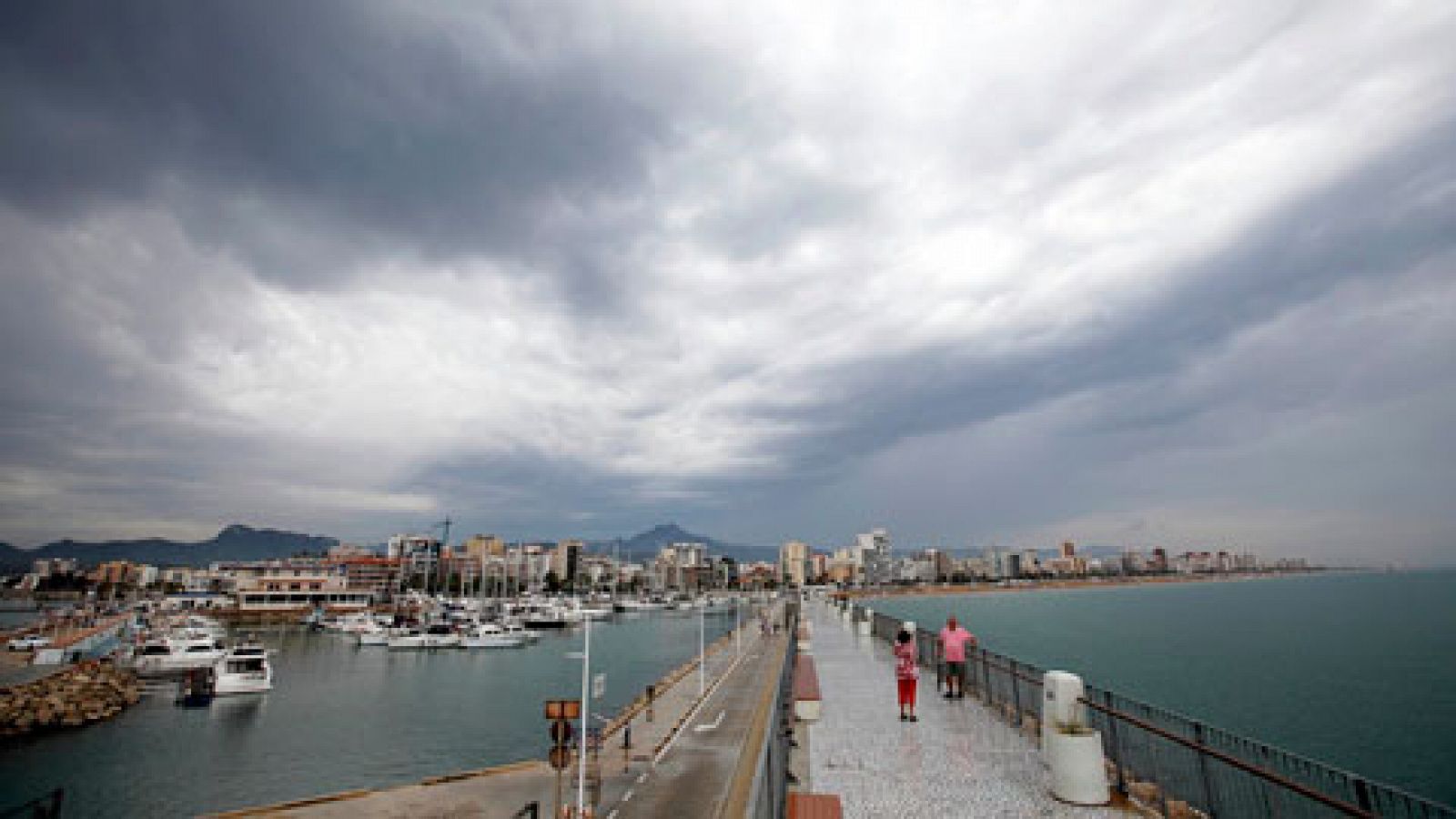 El tiempo: Cataluña registrará chubascos localmente fuertes y Cádiz,  Tarragona y Castellón estarán en riesgo por viento | RTVE Play