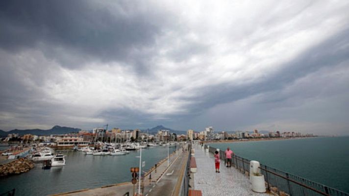 Cataluña registrará chubascos localmente fuertes y Cádiz,  Tarragona y Castellón estarán en riesgo por viento