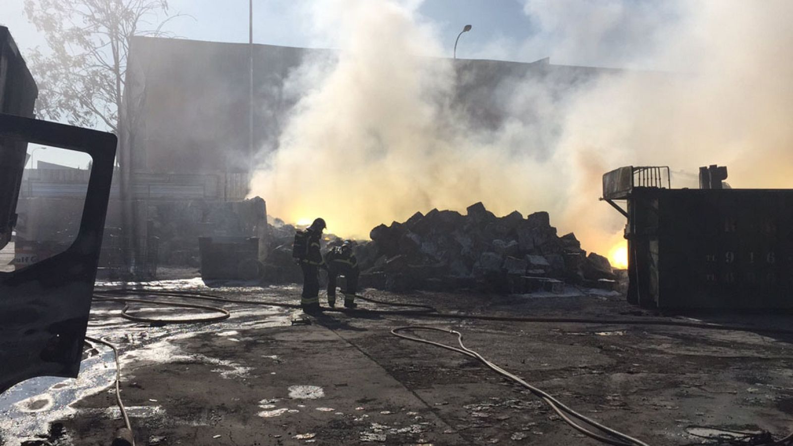 La nube tóxica del incendio en Fuenlabrada contiene aluminio y magnesio