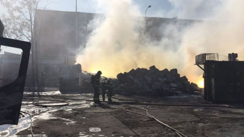 La nube tóxica del incendio en Fuenlabrada contiene aluminio y magnesio