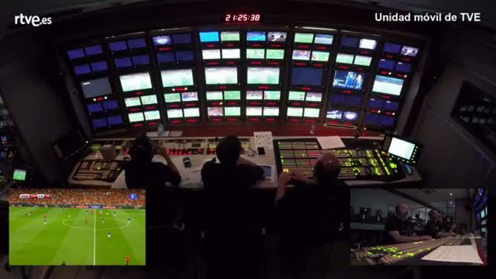 El jugador malagueño levantó al público de sus asientos, así se vio en las televisiones gracias al equipo de realización de TVE.