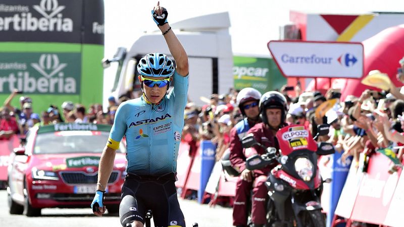 El colombiano Miguel Ángel López se ha impuesto en la decimoquinta etapa de la Vuelta que se ha disputado entre Alcalà La Real y Sierra Nevada, de 129,4 kilómetros, en la que el británico Chris Froome (Sky) conservó el maillot rojo de líder.