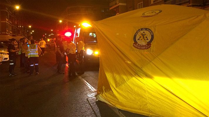 Telediario 1 - Muere un niño tras ser arrollado por un coche que impactó contra la tienda familiar en Madrid