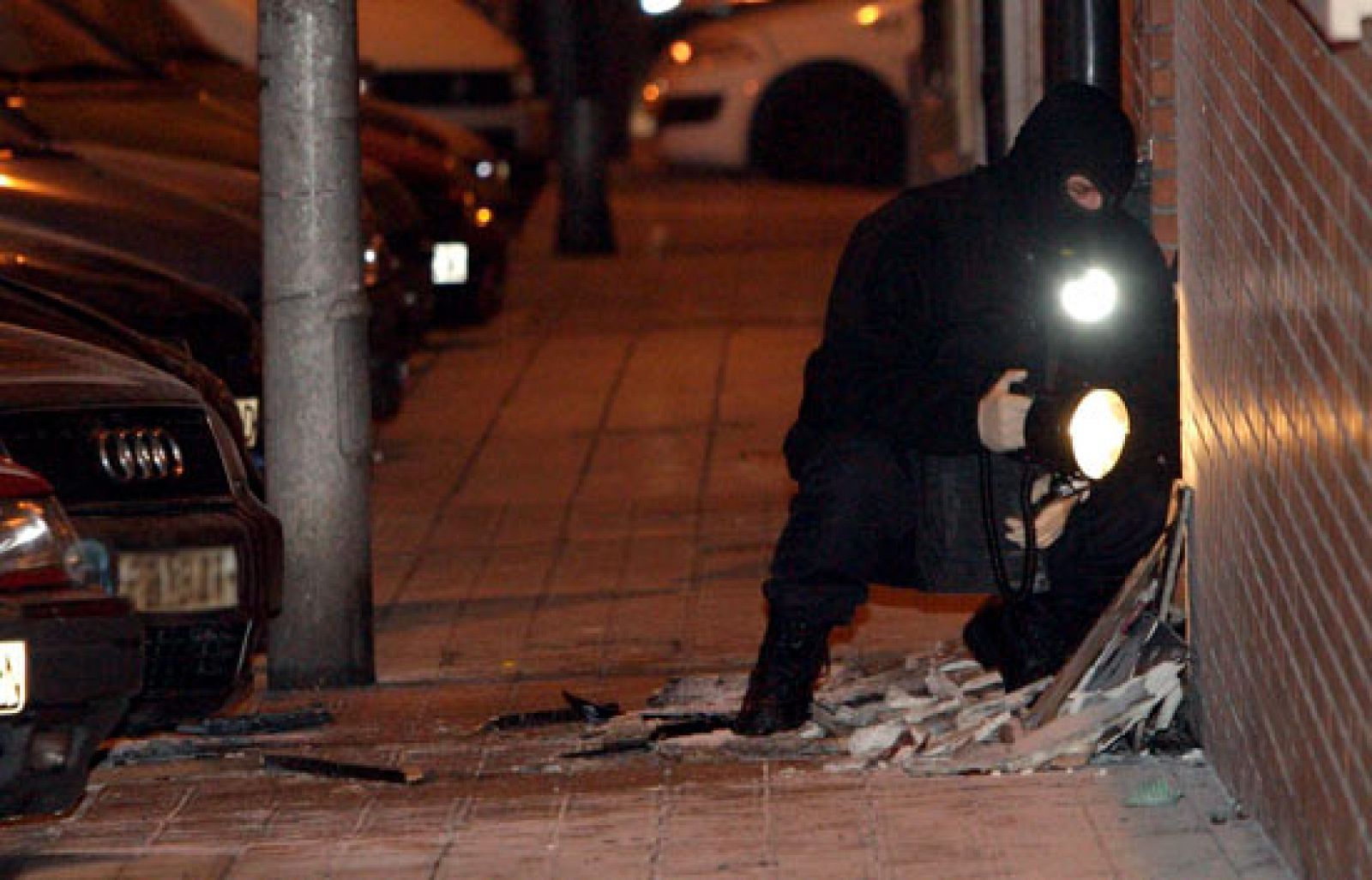 Se trata de un artefacto de composición mixta, compuesto por explosivo, líquido inflamable y un cohete, que ha hecho explosión a las 00.10 en el batzoki del PNV ubicado en el barrio de Cruces. 