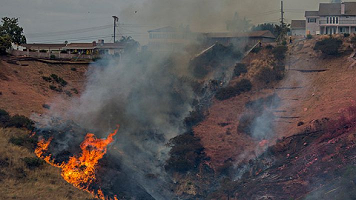 Los Ángeles batalla contra el mayor incendio en medio siglo