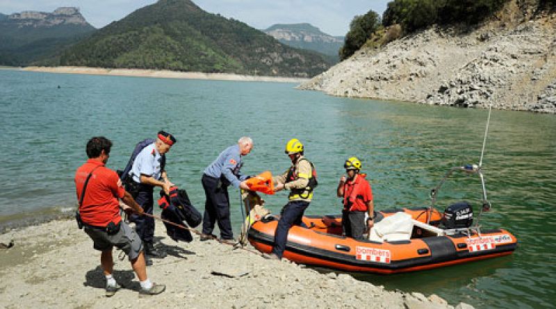 Los bomberos de la Generalitat suspenden la búsqueda de los dos jóvenes desaparecidos en el pantano de Susqueda