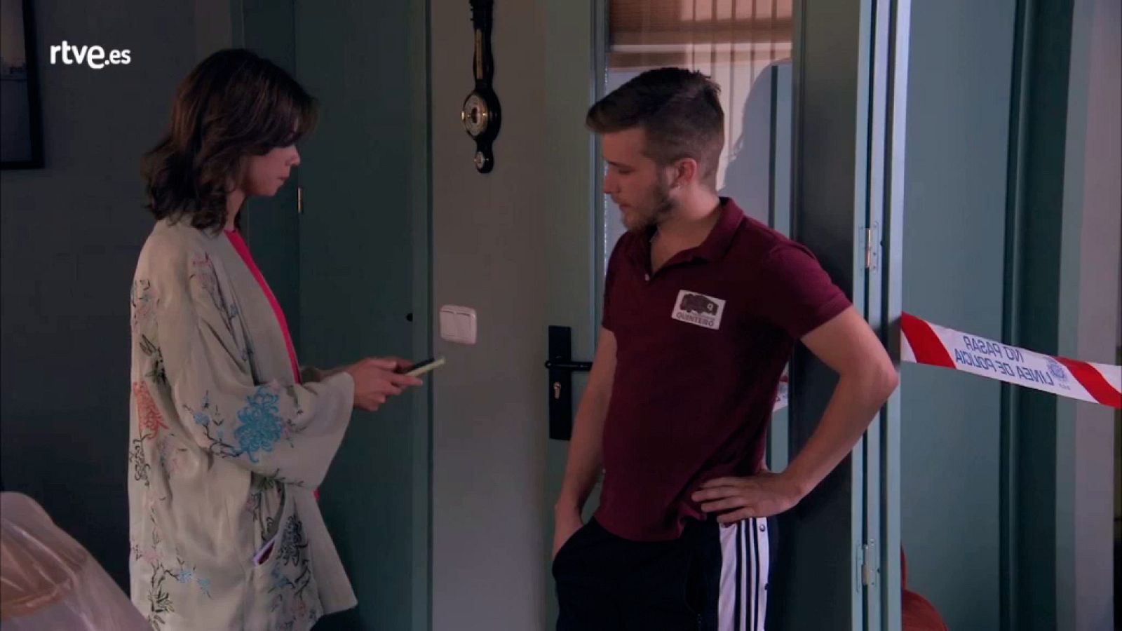 Servir y proteger - Jairo colabora y ayuda a Alicia