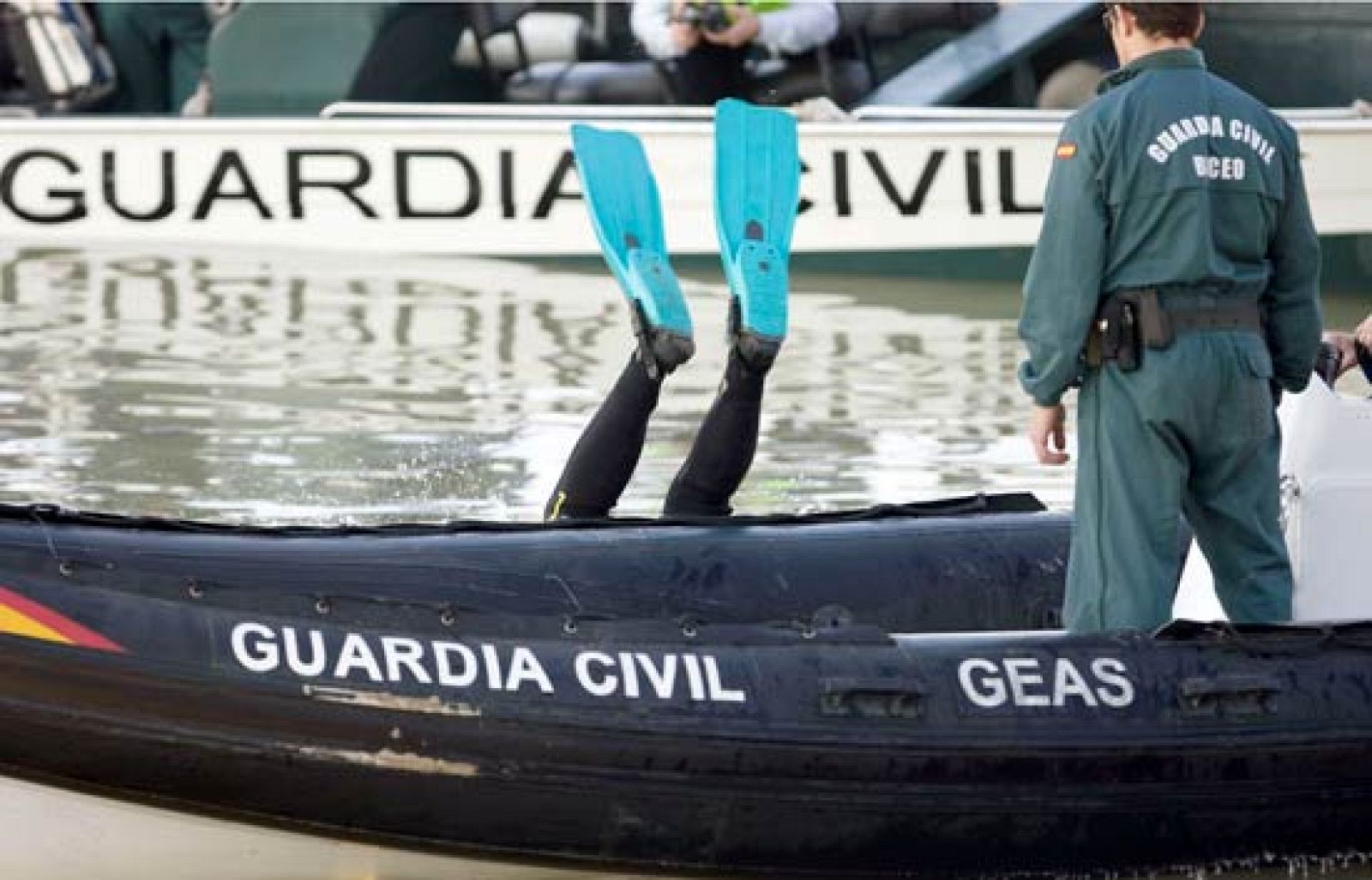 Más de 250 familiares, amigos y vecinos de Marta del Castillo, la  joven de 17 años asesinada presuntamente por Miguel C.D., según ha  confesado él mismo, y cuyo cadáver se busca en el río Guadalquivir,  viajarán hoy a Madrid para participar en una manifestación para  reclamar un referéndum por la cadena perpetua. 
