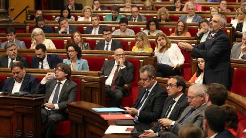 Junts pel Sí y CUP fuerzan incluir la ley del referéndum en el pleno en medio de una gran bronca