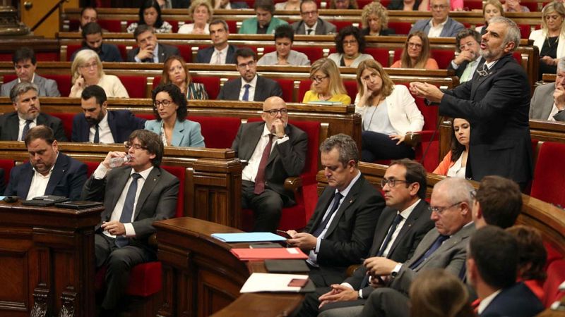 Junts pel Sí y CUP fuerzan incluir la ley del referéndum en el pleno en medio de una gran bronca